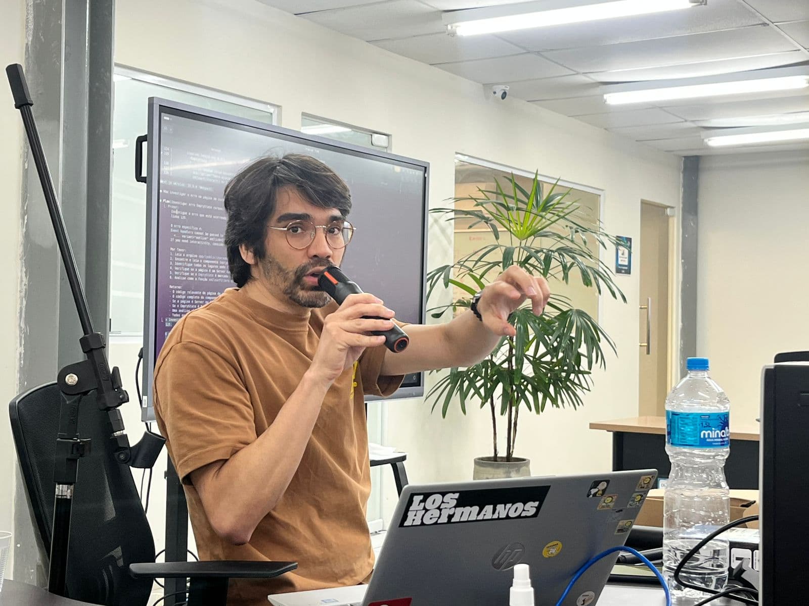 Maurus ensinando em curso presencial de Claude Code