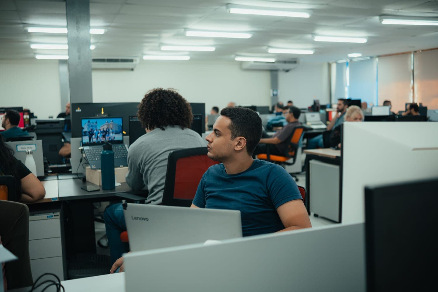 Turma de alunos em curso presencial de programação com IA